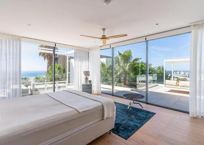 In Cabopino With Infinity Pool And Seaviews Villa Marbella