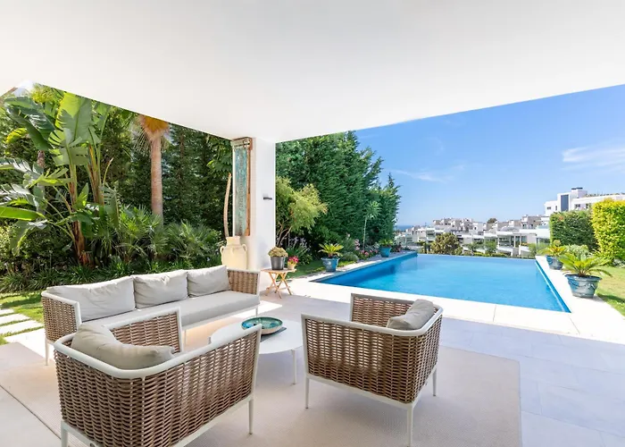 In Cabopino With Infinity Pool And Seaviews *