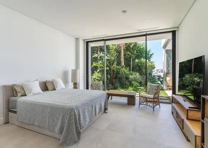 In Cabopino With Infinity Pool And Seaviews Villa